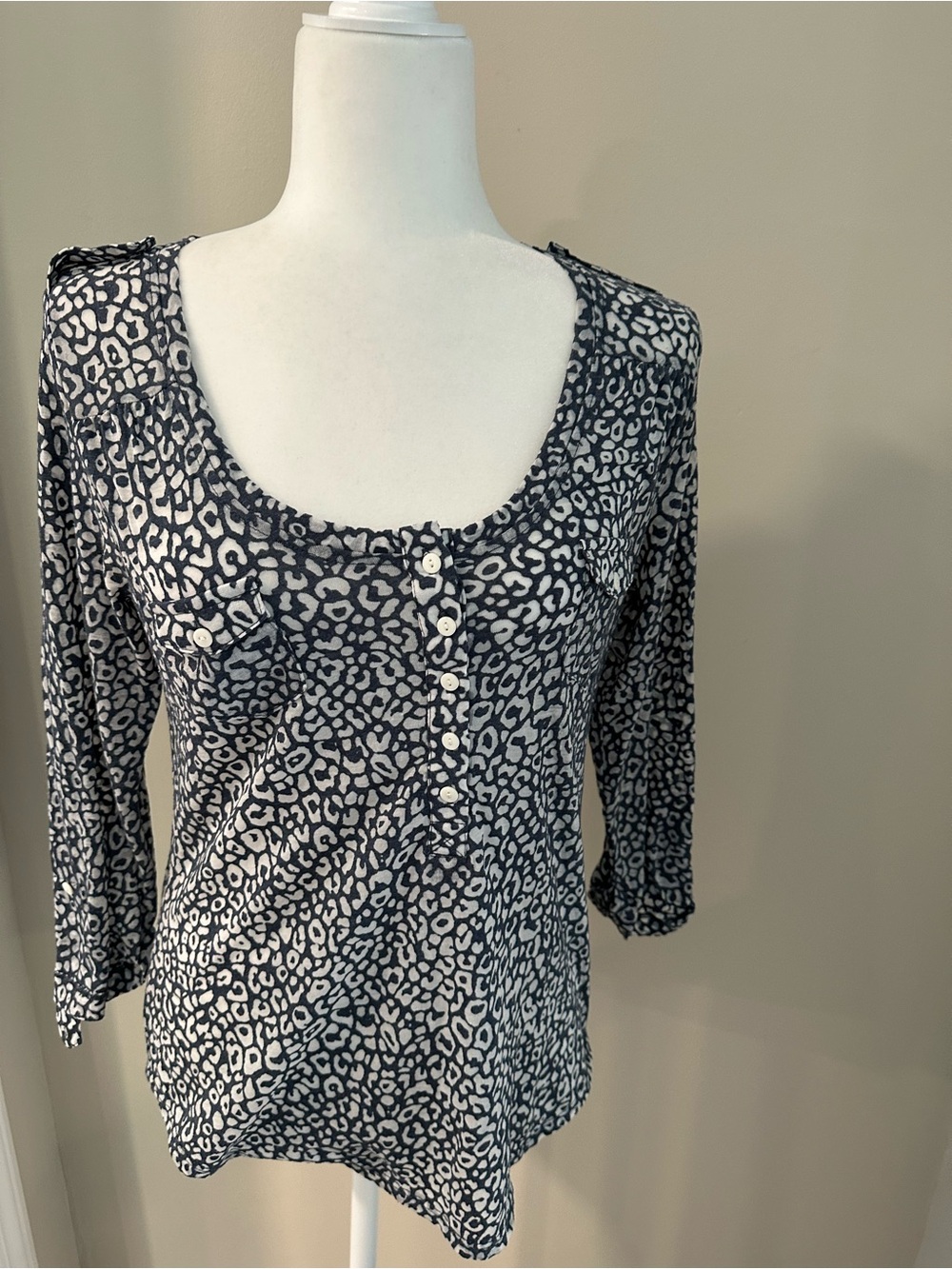 Willi Smith Black & White Scoop Neck Leopard Henley